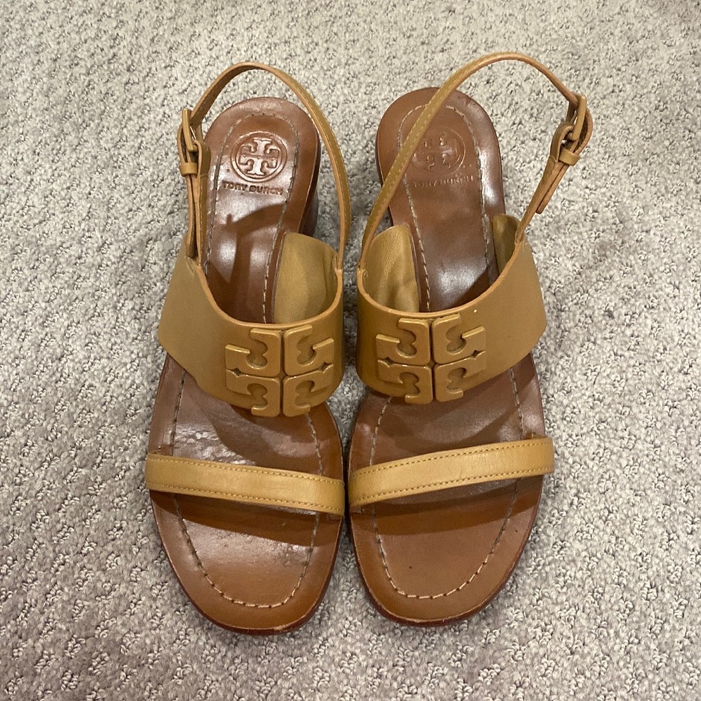 Tory Burch Eleanor Block Heel in Beige